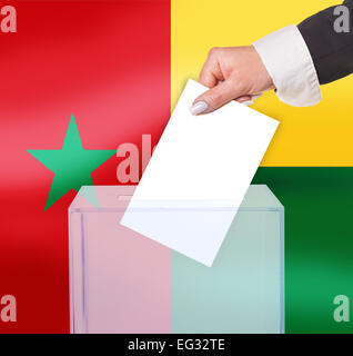 Vote au scrutin électoral, sous le drapeau de la Guinée-Bissau Banque D'Images