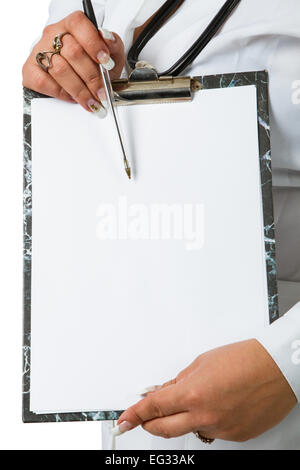 Femme médecin avec un presse-papiers sur un fond blanc Banque D'Images