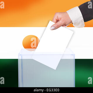Vote au scrutin électoral, sous le drapeau du Niger Banque D'Images
