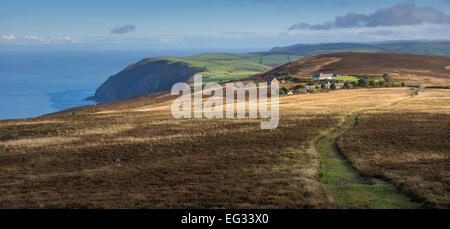 Image panoramique de l'élever de hautes falaises au-dessus de la mer dans le nord du Devon, Angleterre. Banque D'Images