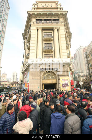 Shanghai, Chine. Jan 31, 2015. Les travailleurs et les retraités chinois croître en nombre en dehors d'un bureau du gouvernement après ne pas être payé à l'heure dans le centre de Shanghai le 31 janvier 2015. Le président chinois Xi Jinping et les six autres membres de l'élite du Parti communiste du Comité permanent du Bureau politique a été donné 62  % des augmentations de salaires, en tant que fonctionnaires obtiennent leur premier augmente depuis 2006. © Stephen Shaver/ZUMA/Alamy Fil Live News Banque D'Images