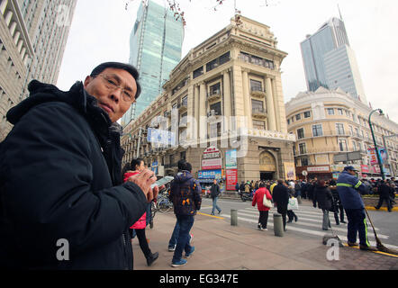 Shanghai, Chine. Jan 31, 2015. Les travailleurs et les retraités chinois croître en nombre en dehors d'un bureau du gouvernement après ne pas être payé à l'heure dans le centre de Shanghai le 31 janvier 2015. Le président chinois Xi Jinping et les six autres membres de l'élite du Parti communiste du Comité permanent du Bureau politique a été donné 62  % des augmentations de salaires, en tant que fonctionnaires obtiennent leur premier augmente depuis 2006. © Stephen Shaver/ZUMA/Alamy Fil Live News Banque D'Images