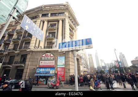 Shanghai, Chine. Jan 31, 2015. Les travailleurs et les retraités chinois croître en nombre en dehors d'un bureau du gouvernement après ne pas être payé à l'heure dans le centre de Shanghai le 31 janvier 2015. Le président chinois Xi Jinping et les six autres membres de l'élite du Parti communiste du Comité permanent du Bureau politique a été donné 62  % des augmentations de salaires, en tant que fonctionnaires obtiennent leur premier augmente depuis 2006. © Stephen Shaver/ZUMA/Alamy Fil Live News Banque D'Images