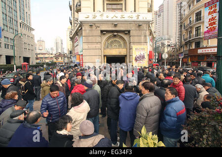 Shanghai, Chine. Jan 31, 2015. Les travailleurs et les retraités chinois croître en nombre en dehors d'un bureau du gouvernement après ne pas être payé à l'heure dans le centre de Shanghai le 31 janvier 2015. Le président chinois Xi Jinping et les six autres membres de l'élite du Parti communiste du Comité permanent du Bureau politique a été donné 62  % des augmentations de salaires, en tant que fonctionnaires obtiennent leur premier augmente depuis 2006. © Stephen Shaver/ZUMA/Alamy Fil Live News Banque D'Images