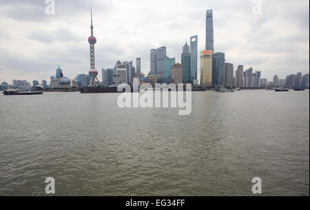 Shanghai, Chine. Jan 31, 2015. Un épais brouillard plane sur le Bund et le centre-ville de Shanghai le 31 janvier 2015. Le Premier ministre chinois Li Keqiang s'est engagé à créer 10 millions de nouveaux emplois cette année, en dépit de la croissance économique qui a ralenti à son plus faible rythme depuis près d'un quart de siècle l'an dernier. L'économie de la Chine a augmenté à son plus bas en 24 ans en 2014 que les prix de propriété refroidie et les deux sociétés chinoises et les gouvernements locaux aux prises avec un lourd fardeau de la dette. © Stephen Shaver/ZUMA/Alamy Fil Live News Banque D'Images