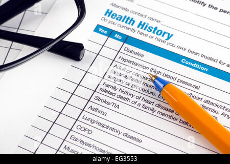 L'histoire de la santé formulaire avec lunettes et stylo à bille. Adobe RVB. Banque D'Images