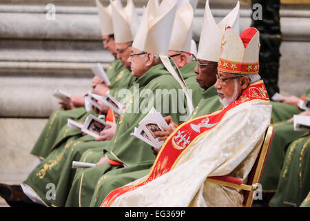 La cité du Vatican. Feb 15, 2015. Pape Francis détient la Sainte Messe ast la Basilique Saint Pierre pour les nouveaux cardinaux. Credit : Realy Easy Star/Alamy Live News Banque D'Images