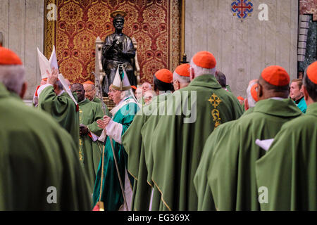 La cité du Vatican. Feb 15, 2015. Pape Francis détient la Sainte Messe ast la Basilique Saint Pierre pour les nouveaux cardinaux. Credit : Realy Easy Star/Alamy Live News Banque D'Images