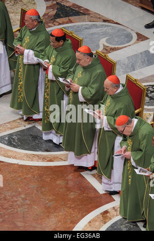 La cité du Vatican. Feb 15, 2015. Pape Francis détient la Sainte Messe ast la Basilique Saint Pierre pour les nouveaux cardinaux. Credit : Realy Easy Star/Alamy Live News Banque D'Images