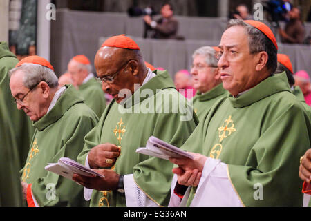 La cité du Vatican. Feb 15, 2015. Pape Francis détient la Sainte Messe ast la Basilique Saint Pierre pour les nouveaux cardinaux. Credit : Realy Easy Star/Alamy Live News Banque D'Images