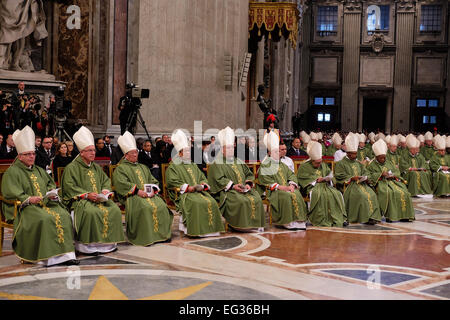 La cité du Vatican. Feb 15, 2015. Pape Francis détient la Sainte Messe ast la Basilique Saint Pierre pour les nouveaux cardinaux. Credit : Realy Easy Star/Alamy Live News Banque D'Images