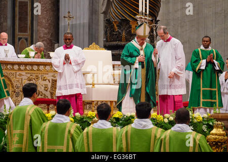 La cité du Vatican. Feb 15, 2015. Pape Francis détient la Sainte Messe ast la Basilique Saint Pierre pour les nouveaux cardinaux. Credit : Realy Easy Star/Alamy Live News Banque D'Images