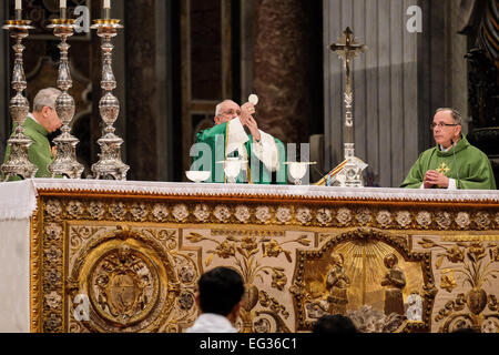 La cité du Vatican. Feb 15, 2015. Pape Francis détient la Sainte Messe ast la Basilique Saint Pierre pour les nouveaux cardinaux. Credit : Realy Easy Star/Alamy Live News Banque D'Images