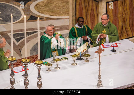 La cité du Vatican. Feb 15, 2015. Pape Francis détient la Sainte Messe ast la Basilique Saint Pierre pour les nouveaux cardinaux. Credit : Realy Easy Star/Alamy Live News Banque D'Images