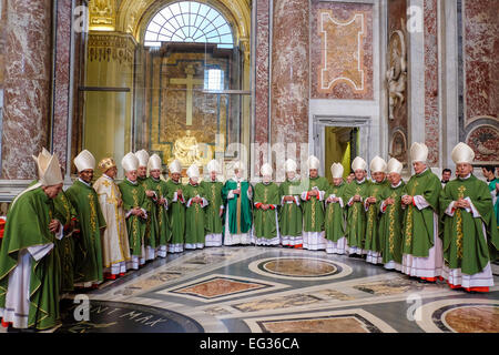 La cité du Vatican. Feb 15, 2015. Pape Francis détient la Sainte Messe ast la Basilique Saint Pierre pour les nouveaux cardinaux. Credit : Realy Easy Star/Alamy Live News Banque D'Images