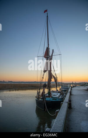 Voile sur la rivière Alde, Suffolk, Angleterre. Banque D'Images