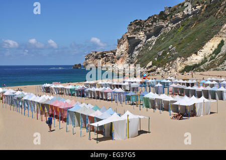 Cabines de plage sur la plage de Nazaré Praia à la côte ouest du Portugal Banque D'Images