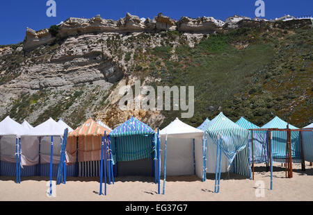 Cabines de plage sur la plage de Nazaré Praia à la côte ouest du Portugal Banque D'Images