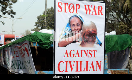 (150215) -- Paris, le 15 février 2015 (Xinhua) -- Photo prise le 14 février 2015 affiche apposée une plaque par des sympathisants du parti au Bangladesh Awami (AL) partie au cours d'une protestation contre l'échelle d'un blocus non-stop appelé par parti nationaliste du Bangladesh (BNP) à Dhaka, au Bangladesh. Alliance de l'opposition du Bangladesh le samedi a annoncé une autre grève nationale, à insister sur la création d'une nouvelle élection générale par une non-partie du système de gouvernement intérimaire. Porte-parole de la BNP a déclaré dans un communiqué de presse que la grève de 72 heures débutera à 6:00 h dimanche et se poursuivra jusqu'à 18h mercredi. (Xi Banque D'Images