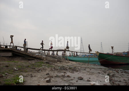 Dhaka, Bangladesh. Feb 15, 2015. Les travailleurs bangladais décharger du charbon et de l'ensablement des bateaux sur le fleuve de l'Burignaga au cours du blocus à l'échelle nationale et de Grève appelée par la BNP à Dhaka, Bangladesh © Suvra Kanti Das/ZUMA/ZUMAPRESS.com/Alamy fil Live News Banque D'Images