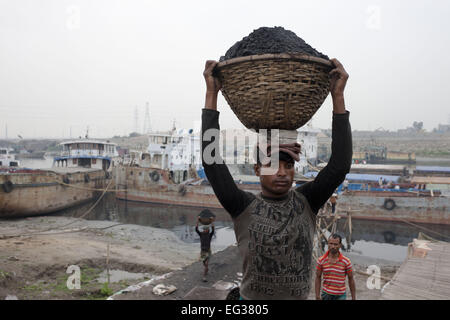 Dhaka, Bangladesh. Feb 15, 2015. Les travailleurs bangladais décharger du charbon et de l'ensablement des bateaux sur le fleuve de l'Burignaga au cours du blocus à l'échelle nationale et de Grève appelée par la BNP à Dhaka, Bangladesh © Suvra Kanti Das/ZUMA/ZUMAPRESS.com/Alamy fil Live News Banque D'Images