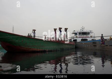 Dhaka, Bangladesh. Feb 15, 2015. Les travailleurs bangladais décharger du charbon et de l'ensablement des bateaux sur le fleuve de l'Burignaga au cours du blocus à l'échelle nationale et de Grève appelée par la BNP à Dhaka, Bangladesh © Suvra Kanti Das/ZUMA/ZUMAPRESS.com/Alamy fil Live News Banque D'Images