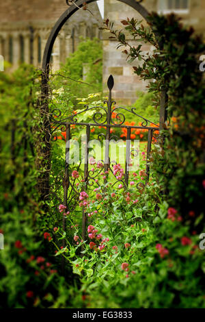 Porte du jardin fleuri, Bamburgh Banque D'Images