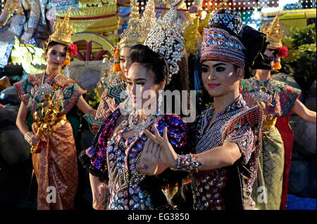 Interprètes en costume traditionnel thaïlandais de prendre part au défilé pour le Festival du tourisme de la Thaïlande (TTF) pour promouvoir le tourisme en Thaïlande dans la ville des plus grands districts. Bangkok, Thaïlande Banque D'Images