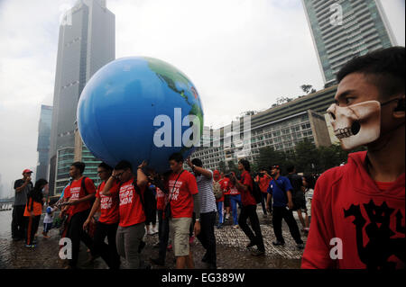 Jakarta, Indonésie. Feb 15, 2015. Les étudiants de la communauté de l'agent sans fumée tenir une campagne contre le tabagisme en vue de la ratification de la Convention-cadre de l'OMS pour la lutte antitabac (CCLAT) à Jakarta, Indonésie, le 15 février 2015. La campagne contre le tabagisme a lancé un appel au gouvernement indonésien de ratifier la Convention-cadre, qui a été adoptée pour empêcher l'industrie du tabac à partir de l'intention des enfants. L'Indonésie demeure le seul pays parmi l'Association des nations du Sud-Est asiatique (ASEAN) n'ayant pas ratifié le traité. Ti'Kuncahya Crédit : B./Xinhua/Alamy Live News Banque D'Images