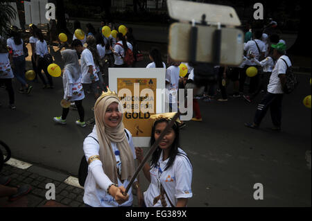 Jakarta, Indonésie. Feb 15, 2015. Deux jeunes filles posent pour des photos au cours d'une campagne contre le cancer chez les enfants pour marquer la Journée internationale du cancer de l'enfant à Jakarta, Indonésie, le 15 février 2015. Agung © Kuncahya B./Xinhua/Alamy Live News Banque D'Images