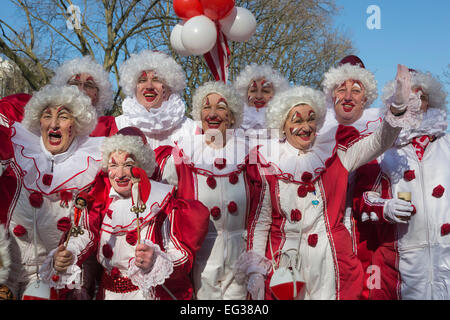 Düsseldorf, Allemagne. 15 février 2015. Clowns en fête. Les célébrations du carnaval de rue lieu le Kö (Königsallee de Düsseldorf) avant le traditionnel défilé du lundi gras (Rosenmontagszug). Photo : Alamy/carnivalpix Live News Banque D'Images