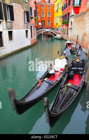 Canal étroit avec des gondoles de Venise, Italie Banque D'Images