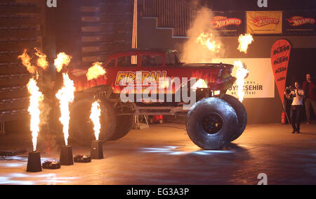 ISTANBUL Turquie 01 février 2015 Monster Truck Fireball Sinan Erdem Dome pendant Monster Hot Wheels stunt show. Banque D'Images