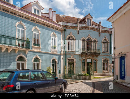 Le Portugal, Alcobaça . Les façades décorées de carreaux azulejos Portugais célèbre . Les routes sont pavées de pierres sauvages de couleur . Banque D'Images