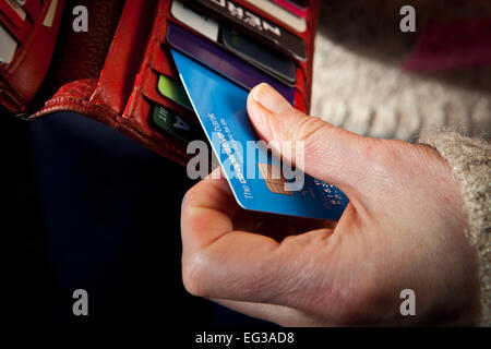 Woman taking Co-Operative carte de débit de sac à main Banque D'Images