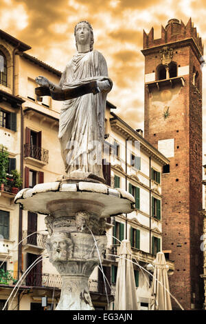 Fontaine de la Vierge sur la Piazza delle Erbe, Vérone, Italie (sépia) Banque D'Images