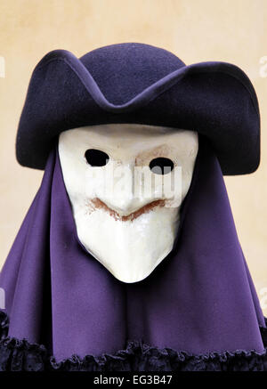 Masque de carnaval de Venise traditionnels et costume sur mannequin, Venise, Italie Banque D'Images