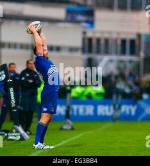 Dublin, Irlande. Feb 15, 2015. Pro12 Guinness Championship. Leinster contre Dragons. Aaron Dundon (Leinster) throws dans à l'alignement. Credit : Action Plus Sport/Alamy Live News Banque D'Images