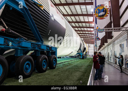 Lire les informations concernant les visiteurs de l'alunissage d'Apollo programme par la fusée Saturn V à la NASA Johnson Space Center, Houston, Texas. Banque D'Images
