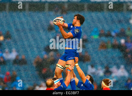 Dublin, Irlande. Feb 15, 2015. Pro12 Guinness Championship. Leinster contre Dragons. Douglas Kane (Leinster) rassemble l'alignement balle. Credit : Action Plus Sport/Alamy Live News Banque D'Images