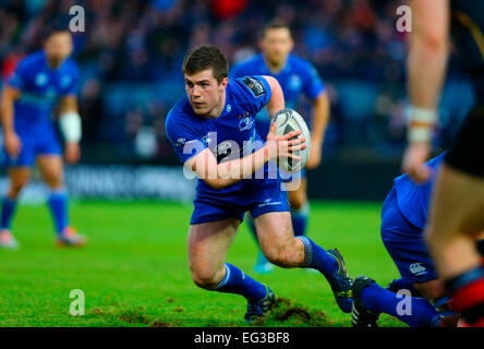 Dublin, Irlande. Feb 15, 2015. Pro12 Guinness Championship. Leinster contre Dragons. Luc McGrath (Leinster) se casse l'arrière de la mêlée. Credit : Action Plus Sport/Alamy Live News Banque D'Images