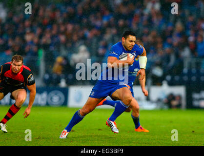 Dublin, Irlande. Feb 15, 2015. Pro12 Guinness Championship. Leinster contre Dragons. Ben Te'o (Leinster) fait une pause à travers. Credit : Action Plus Sport/Alamy Live News Banque D'Images