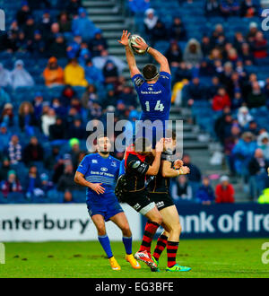 Dublin, Irlande. Feb 15, 2015. Pro12 Guinness Championship. Leinster contre Dragons. Fergus McFadden (Leinster) hors-saute les dragons des défenseurs. Credit : Action Plus Sport/Alamy Live News Banque D'Images