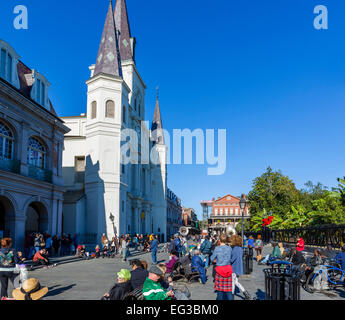 Les amuseurs publics, les habitants et les touristes en face de la cathédrale St Louis, Jackson Square, Quartier français, la Nouvelle Orléans, Louisiane, USA Banque D'Images