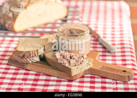 La pate avec du pain sur la nappe à carreaux Banque D'Images