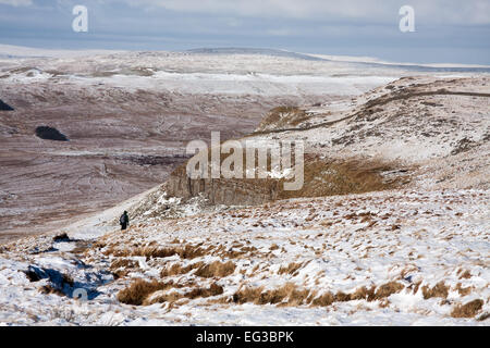 Une marchette descend le Pen-y-ghent en hiver Banque D'Images