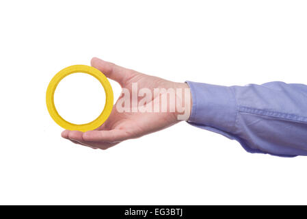 Travailleur homme's hand holding rouleau de ruban de papier adhésif. Partie d'une série d'images avec des outils de bricolage pour la maison Banque D'Images