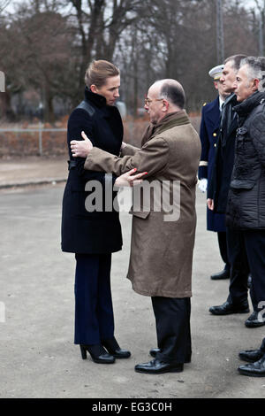 Copenhague, Danemark, le 15 février 2015 : Ministre de l'Intérieur, M. Bernard Cazeneuve, (photo, à droite) visite le lieu du crime pour les Samedis attaque terroriste avec le ministre danois de la Justice, Mme Mette Frederiksen,(photo, à gauche). La réunion a eu lieu sur la scène du crime : OJPHOTOS Crédit/Alamy Live News Banque D'Images