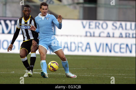 Udine, Italie. Feb 15, 2015. L'Udinese défenseur du Molla Wague se bat pour la balle avec l'avant du Lazio Miroslav Klose (R) au cours de la Serie A italienne match de football entre l'Udinese et Lazio le dimanche 15 février 2015 au stade du Frioul. Credit : Andrea Spinelli/Alamy Live News Banque D'Images