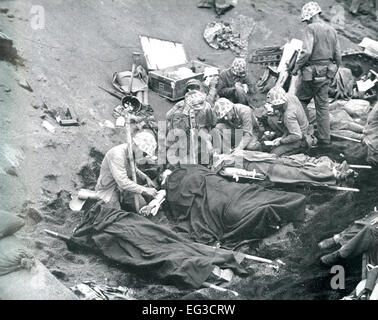 La bataille d'Iwo Jima Février-mars 1945. Les Marines américains de l'avant poste Risques divers Banque D'Images